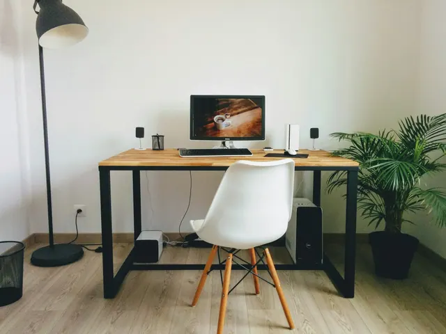 Küçük ofis çalışma masası